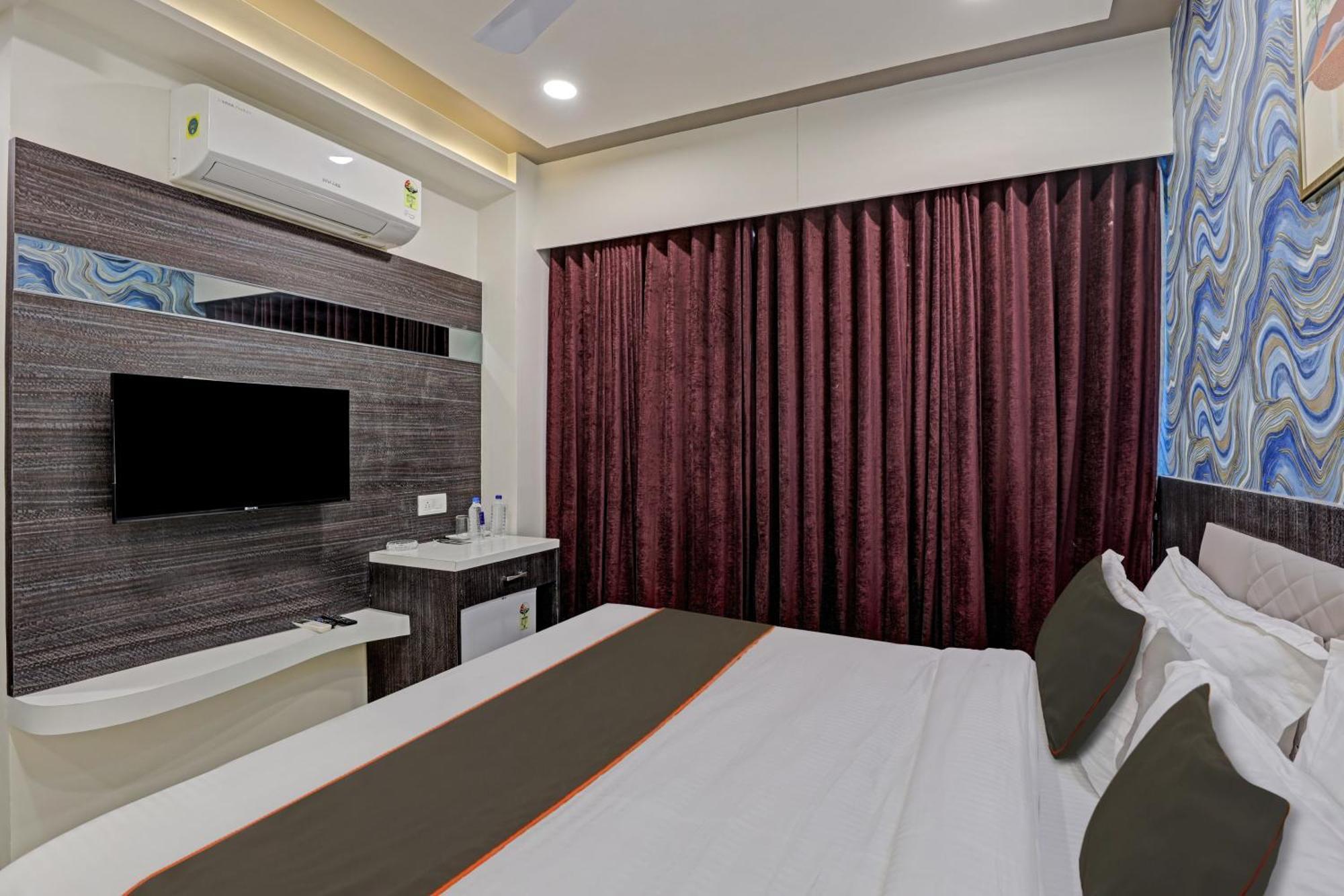 Collection O Alpha One Hotel Ahmedabad Exterior photo