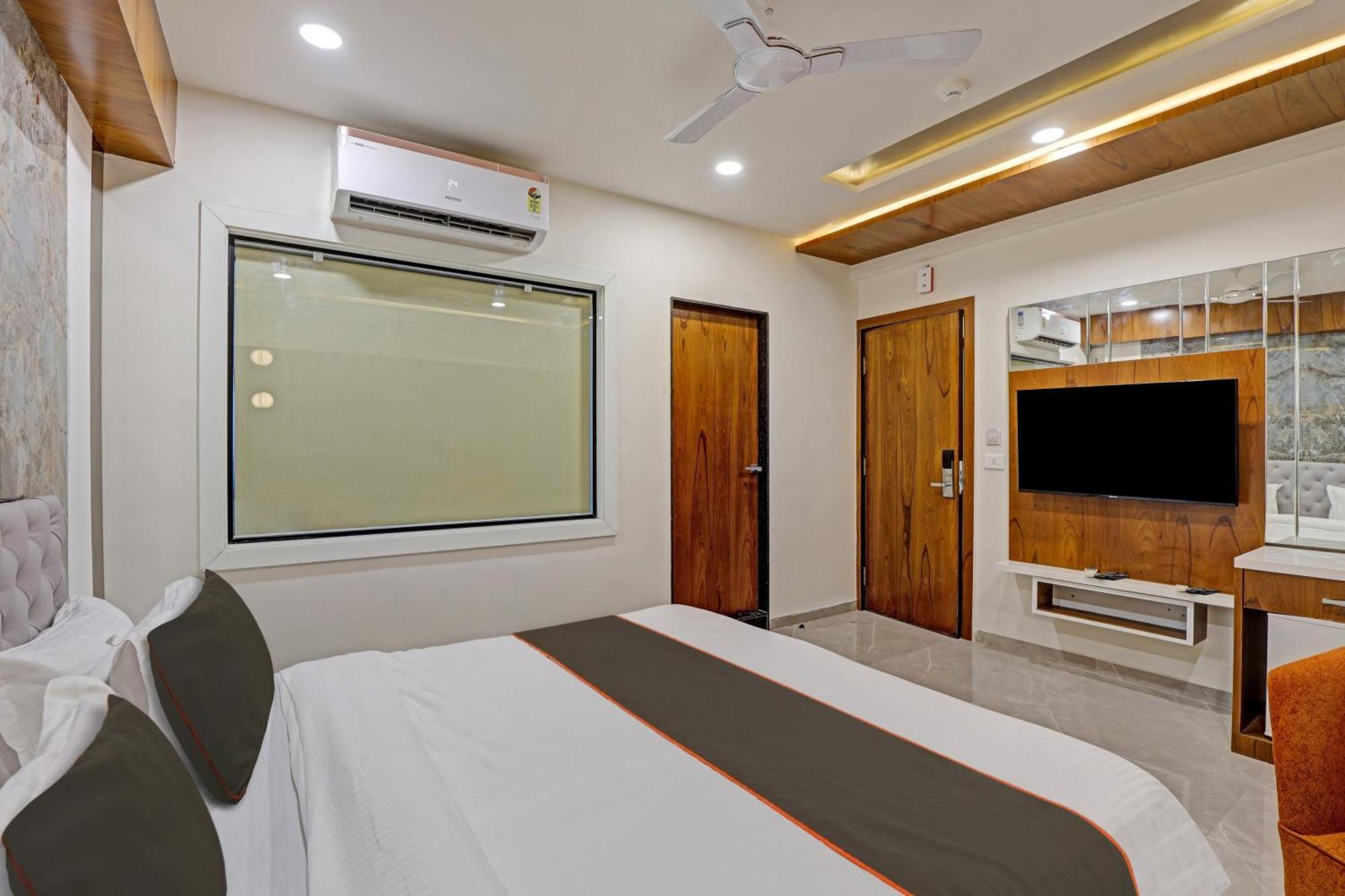 Collection O Alpha One Hotel Ahmedabad Exterior photo