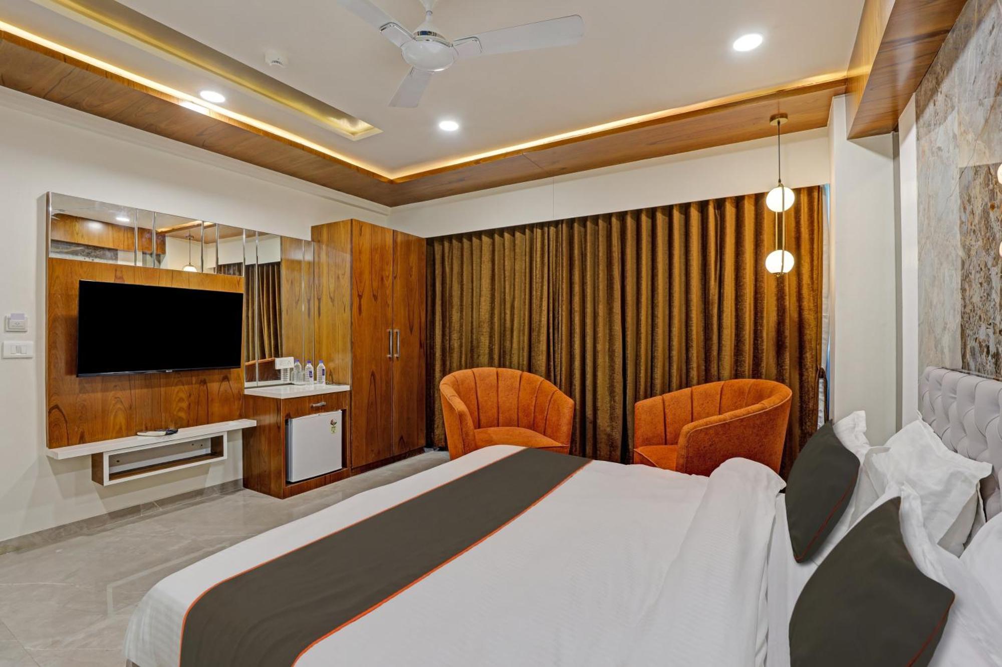 Collection O Alpha One Hotel Ahmedabad Exterior photo