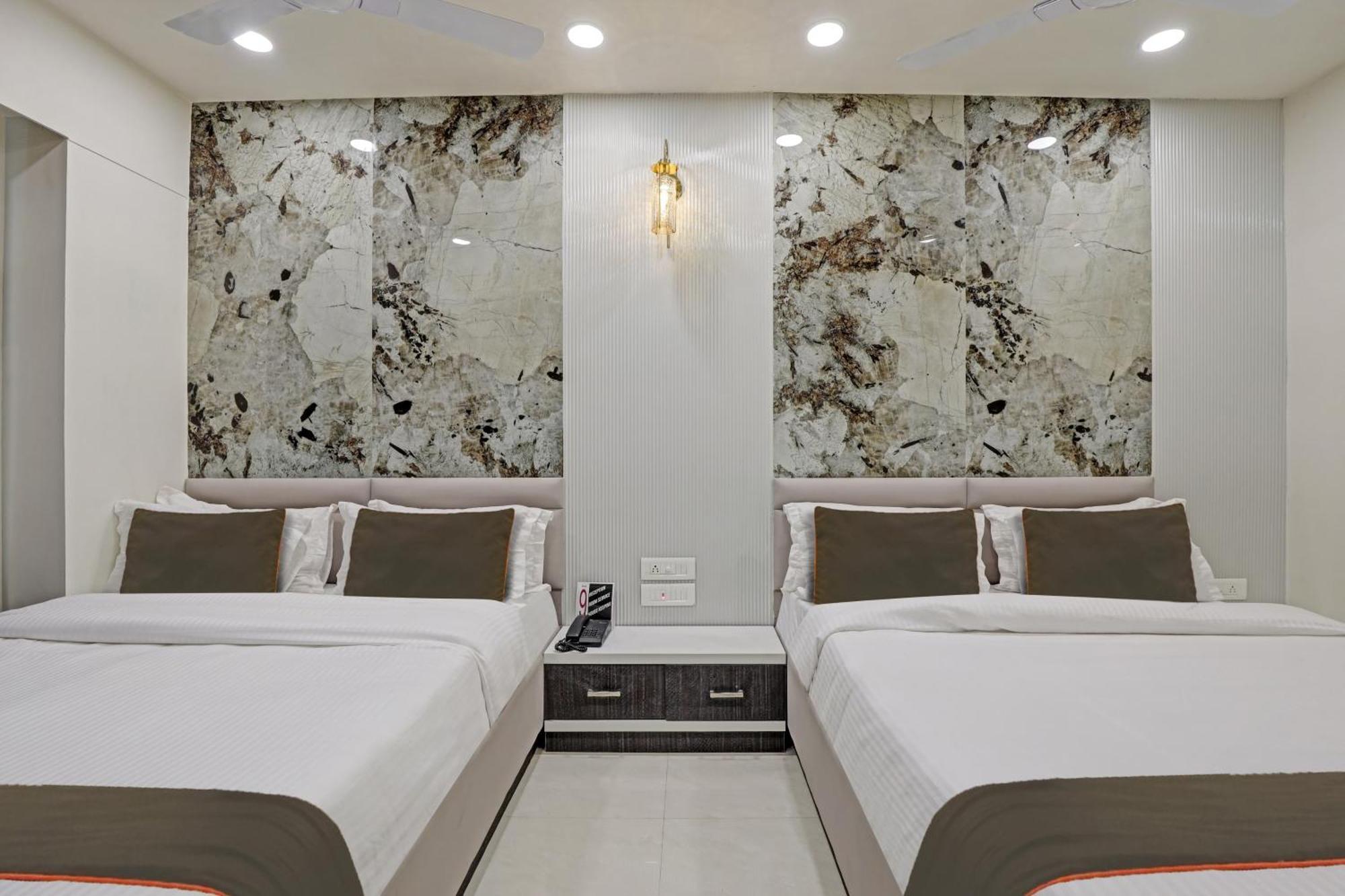Collection O Alpha One Hotel Ahmedabad Exterior photo