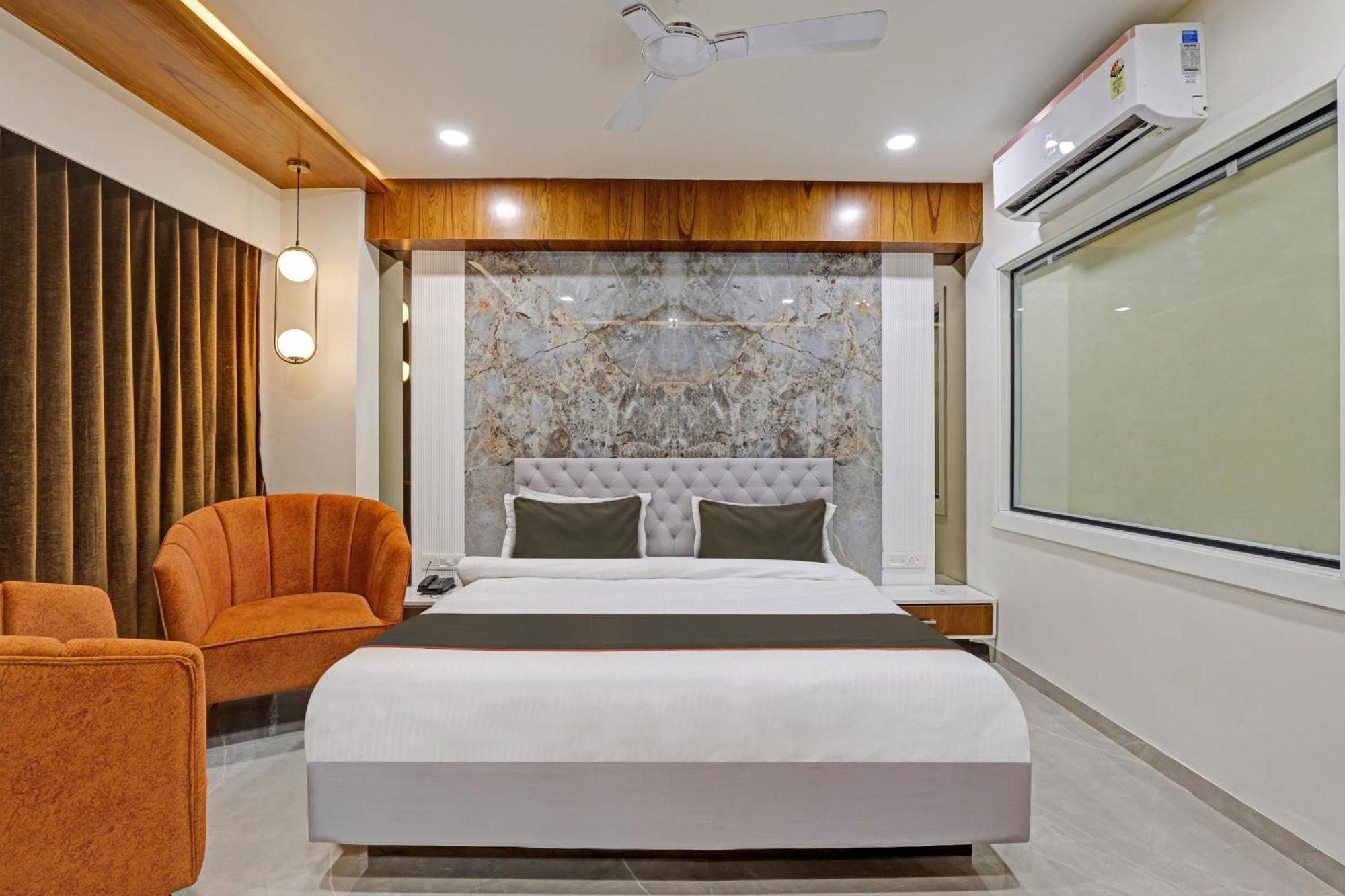 Collection O Alpha One Hotel Ahmedabad Exterior photo